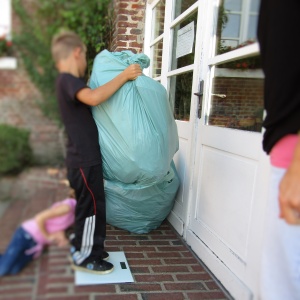 Maintenant c'est l'heure des comptes !!Sachant que « M » pèse 26 kg , que quand « M » porte le sac la balance indique 34 kg, combien pèse ce sac ???